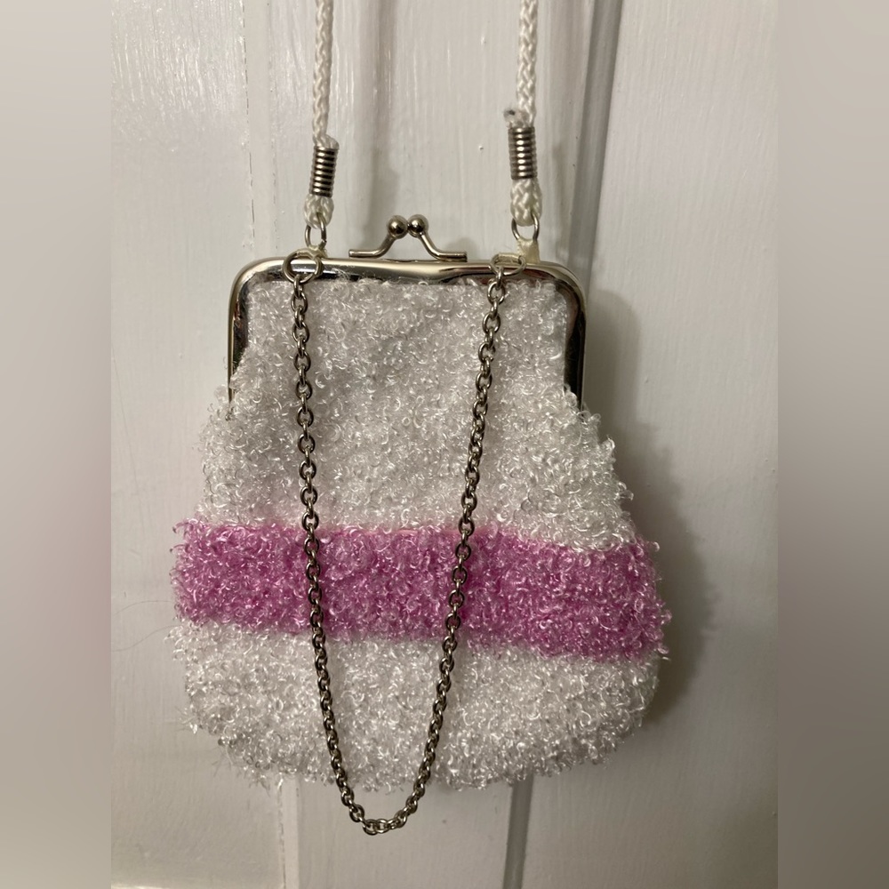 Adorable snowman purse, crossbody and wrist strap.  Snap closure - Picture 2 of 3
